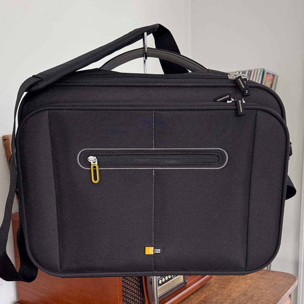 Case Logic black nylon laptop bag w/adjustable strap and top handle, NWOT